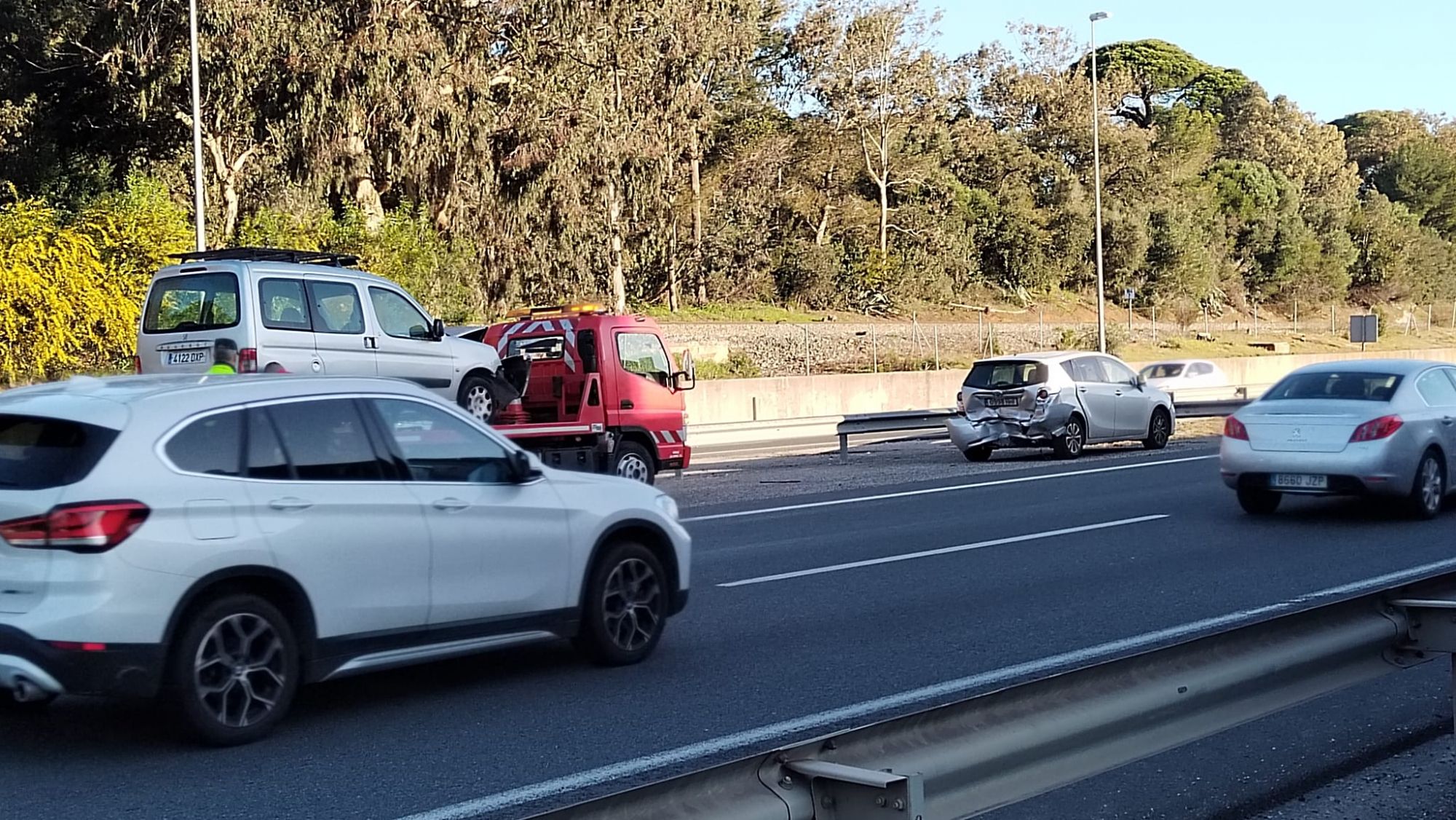 Un accidente en la A7 entre tres vehículos deja un herido y retenciones