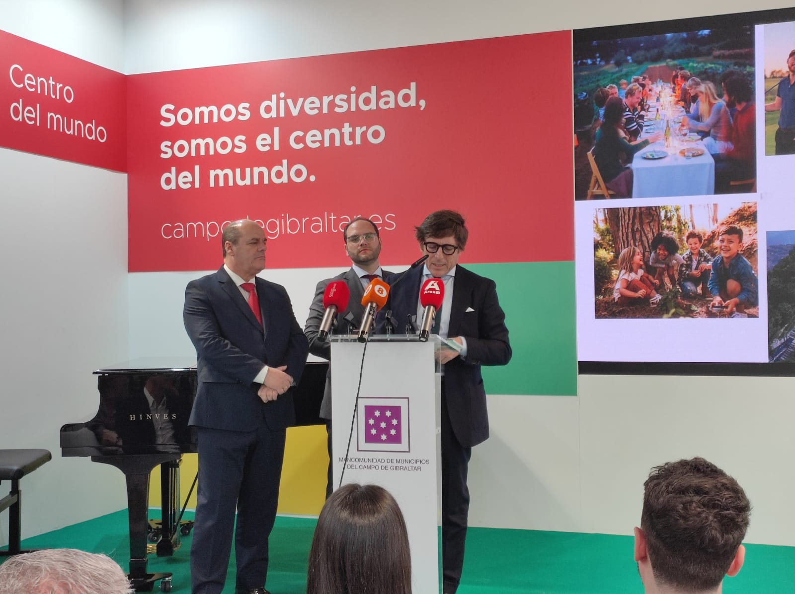 El CEO de la Zagaleta, Jacobo Cestino, presenta La Zagaleta de Castellar junto al alcalde y el delegado de Turismo, Paco Vaca. 