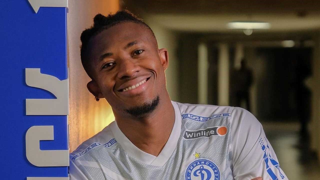 Abdoul Bandaogo posa con la camiseta de su nuevo equipo, el Dinamo de Minsk