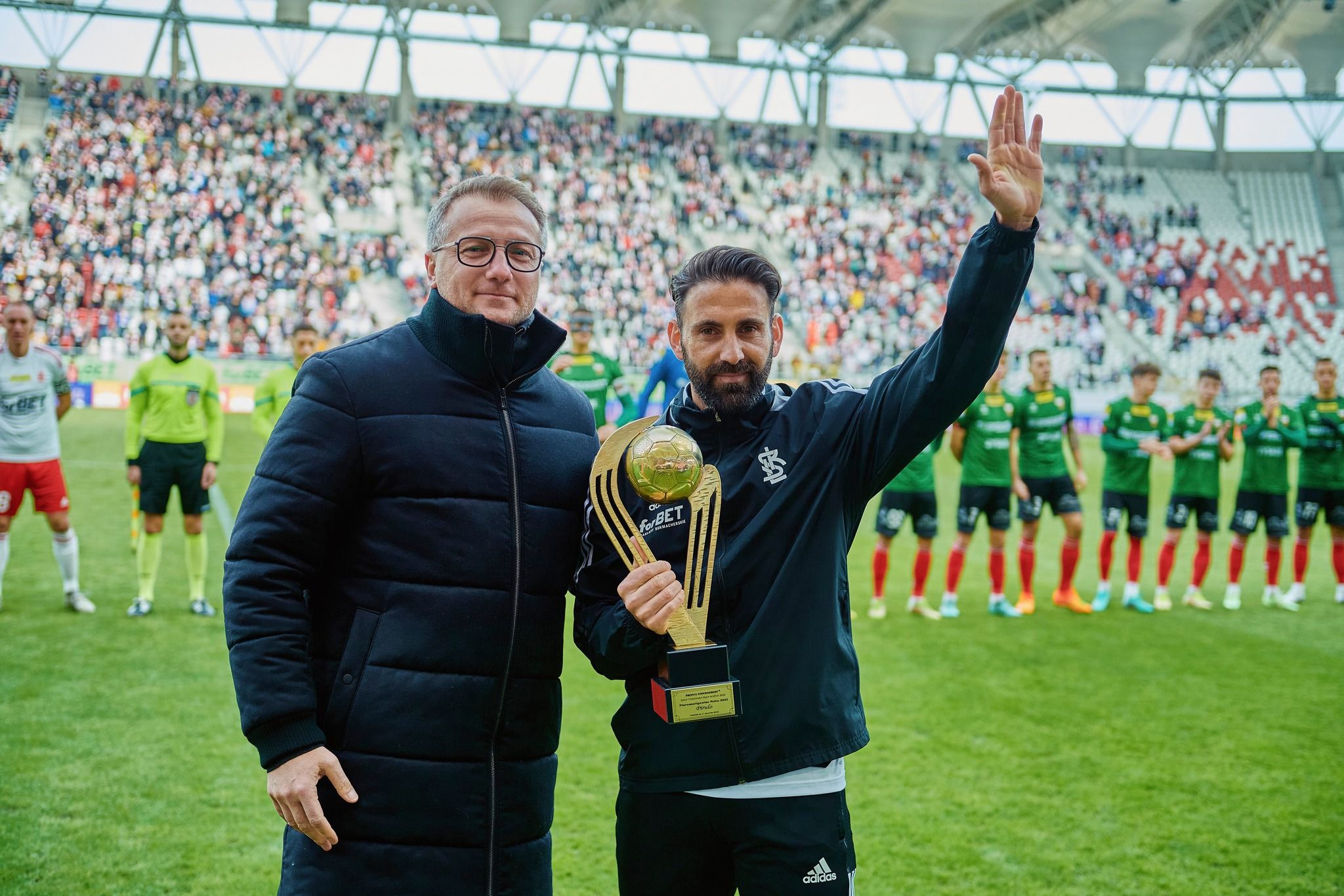 José Antonio Ruiz 'Pirulo' levanta el brazo saludando a la afición con el premio al mejor jugador de 2022 de la Fortuna Liga I