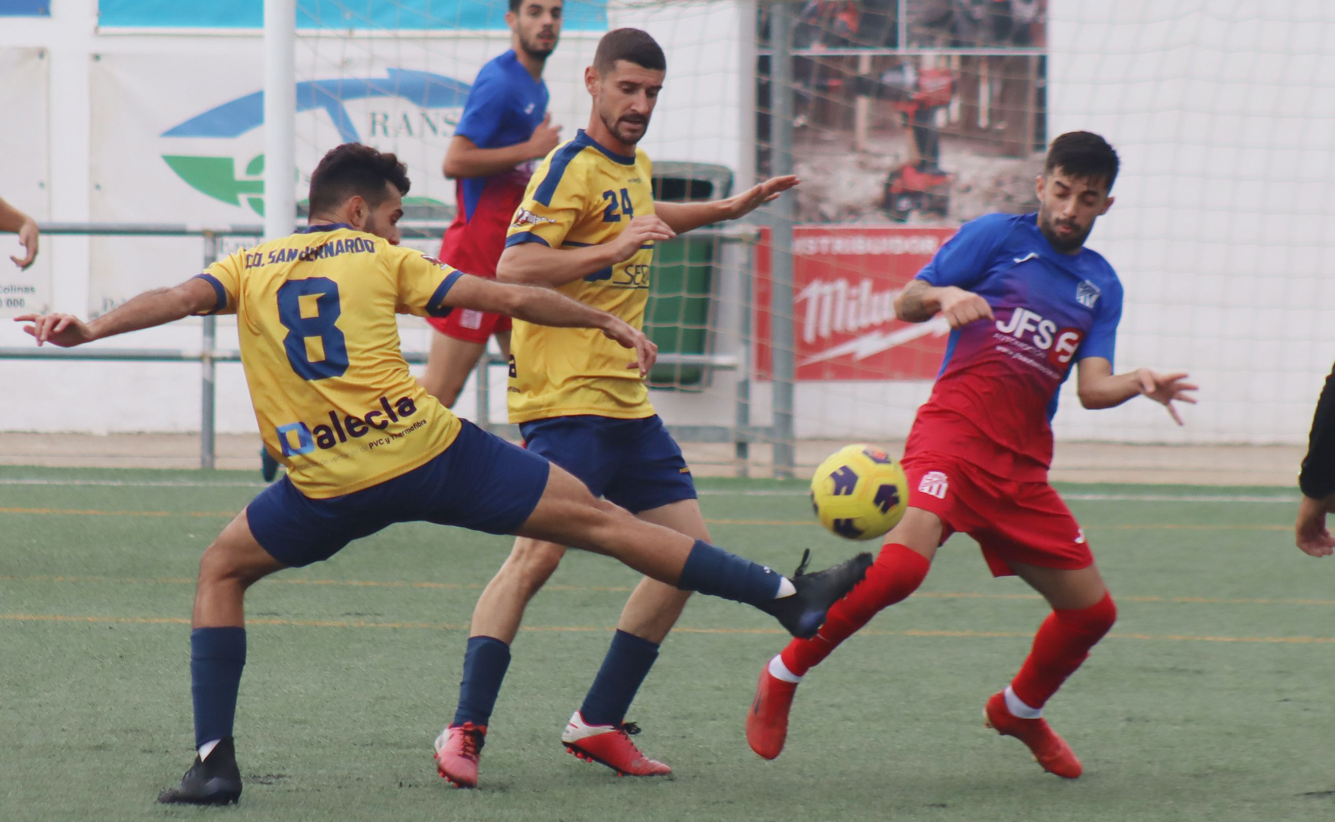 El CD San Bernardo no puede ante un rival directo por el ascenso, el Vejer  Balompié (3-1)