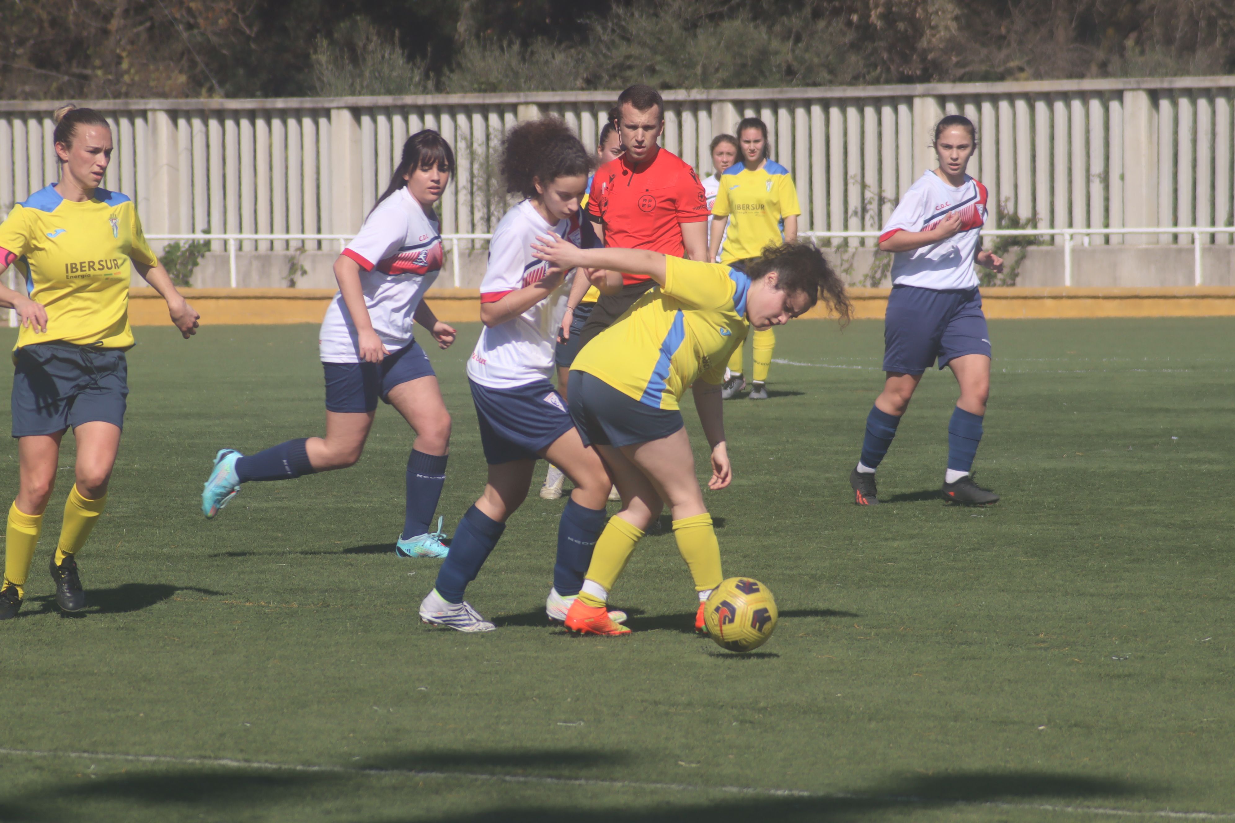 Valentina Díaz Bonora pugna con una jugadora del CD Ciudad de Cádiz/Foto: Axel S.C.