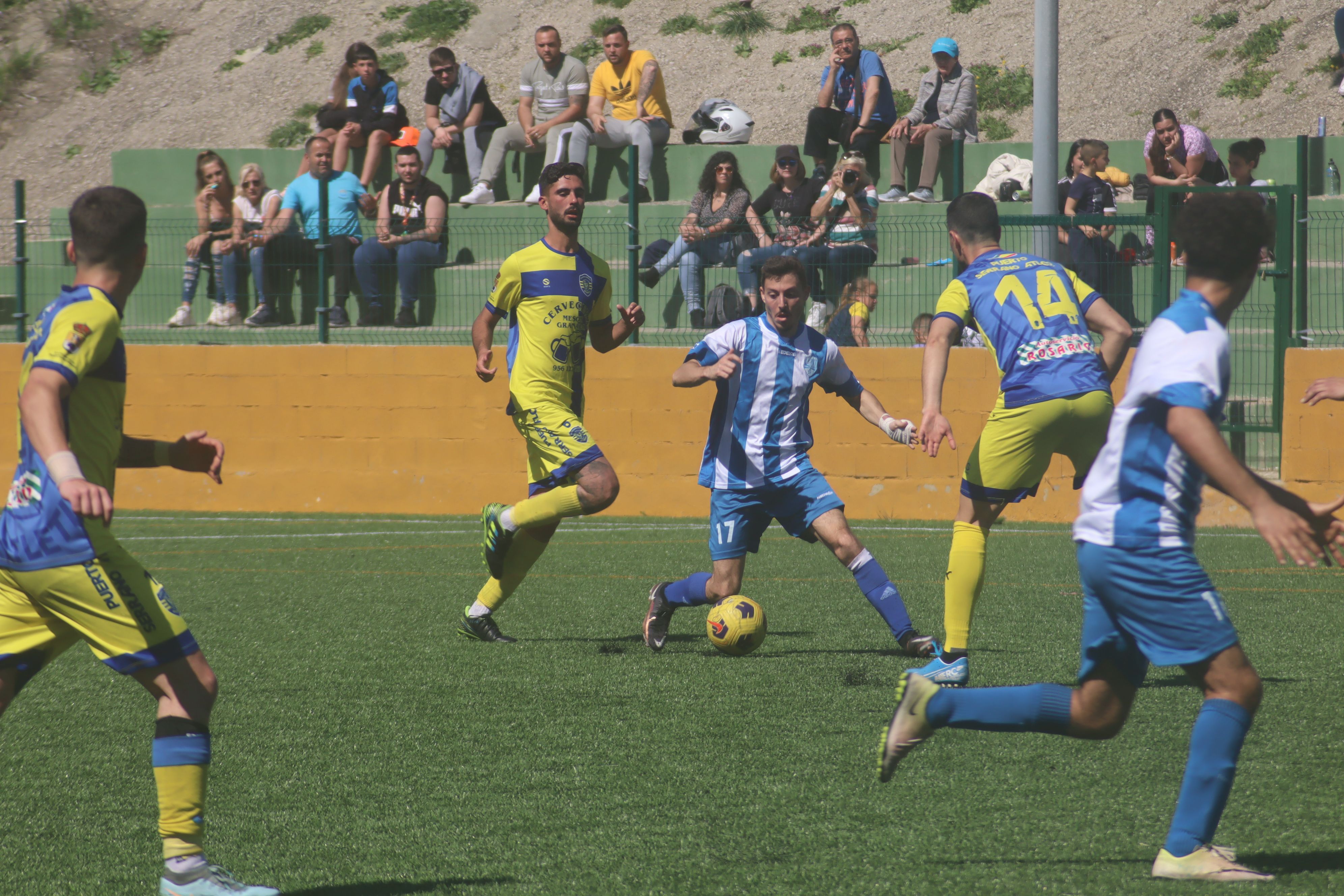 Alexis, del CD Atlético Pastores, trata de zafarse de Cadenas -izquierda- y Pablo ('14'), del Atlético Puerto Serrano/Foto: Axel S.C 