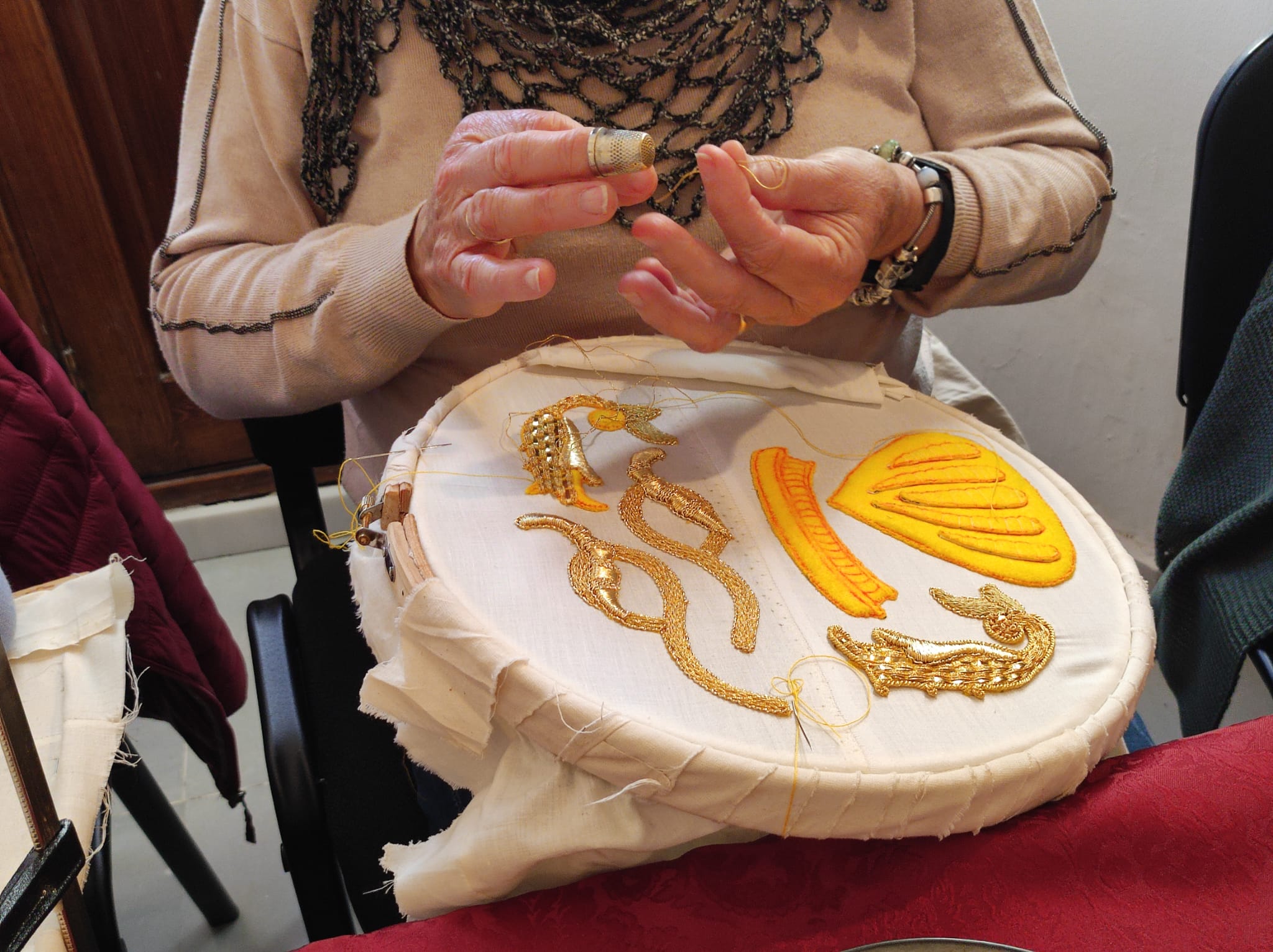 Las manos de Dios: Bordadoras, costureras y floristas hacen una labor esencial para que la Semana Santa brille cada año.