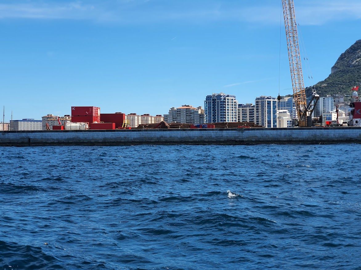 Imagen del 'OS35' y de la carga en el muelle.