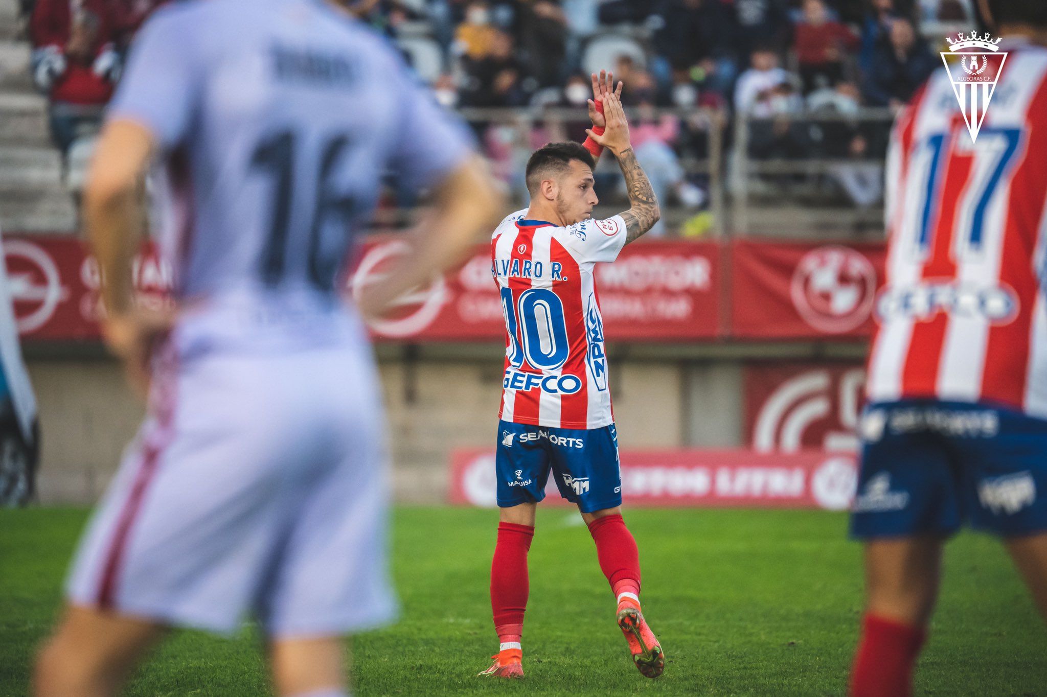 Álvaro Romero aplaude al público del 'Nuevo Mirador' en el encuentro de la temporada pasada frente al Barça B/Foto: Algeciras Cf