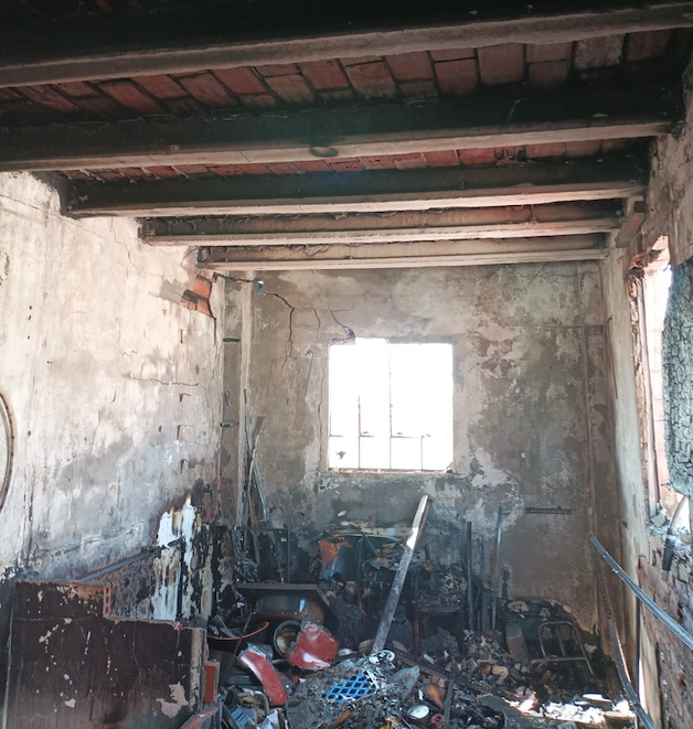 Un incendio en una azotea de San Isidro provoca el desalojo de dos viviendas.