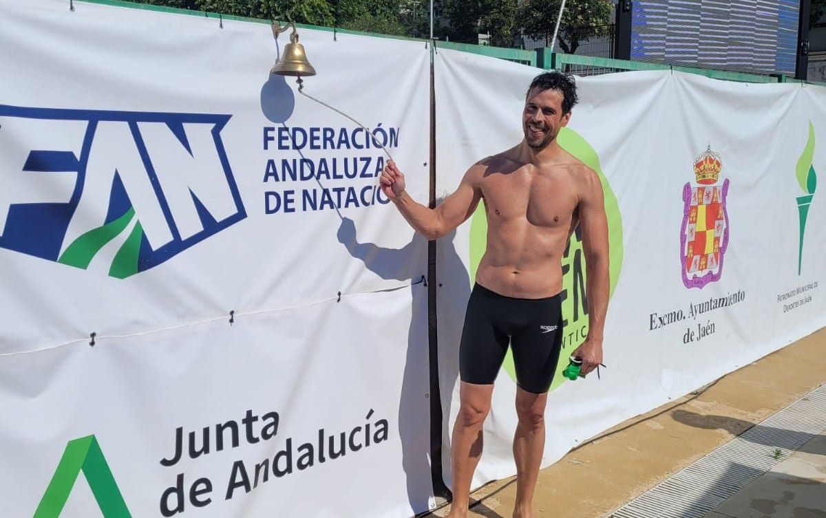 Javier Rodríguez, del CN Los Barrios, toca la campana que anuncia que ha batido un récord de España en el Andaluz Máster