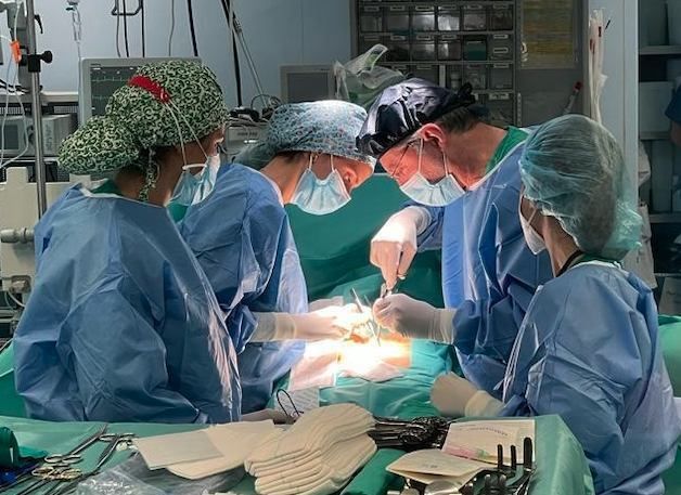 Profesionales del Hospital Punta de Europa de Algeciras implantan un primer catéter peritoneal para el tratamiento de diálisis a domicilio