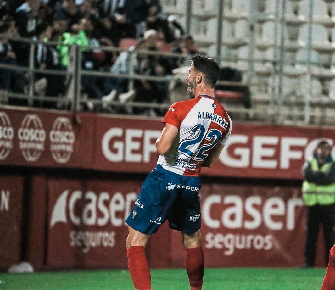 Carlos Albarrán festeja su gol a la Real Balompédica Linense/Foto: ACF