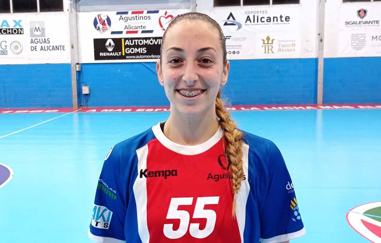 María de la Estrella Enseñat Gallego, nueva jugadora del BM Ciudad de Algeciras, posa con la camiseta del CFB Agustinos