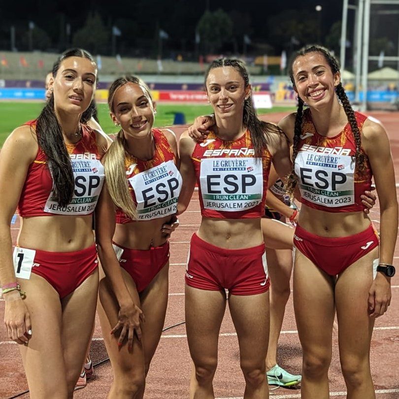 Ana Prieto, segunda por la derecha, con el equipo del relevo 4x400 metros en el Europeo Sub-20