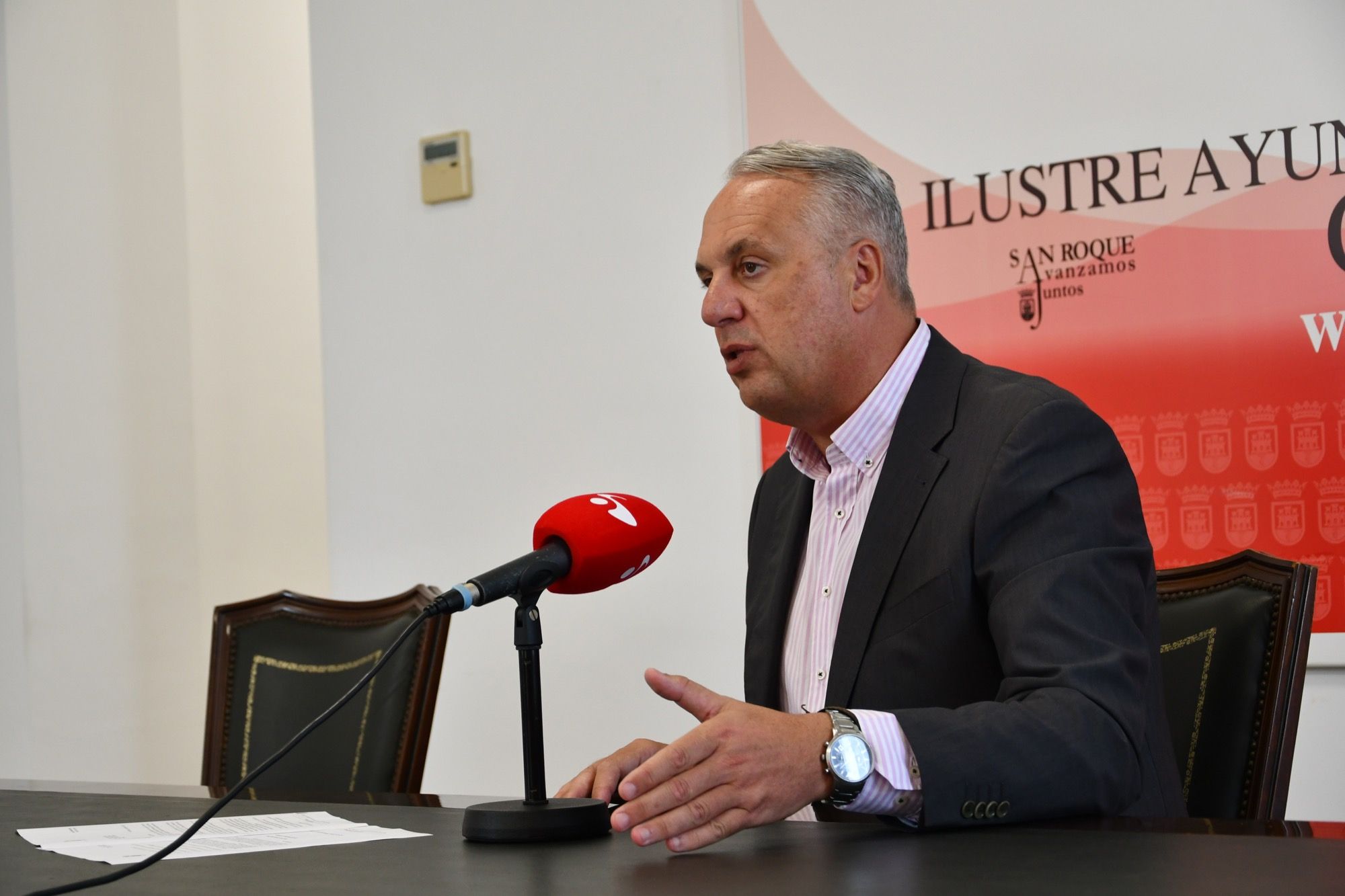 El alcalde de San Roque, Juan Carlos Ruiz Boix, en una rueda de prensa. Ruiz Boix critica la venta de agua a la Costa del Sol en plena sequía