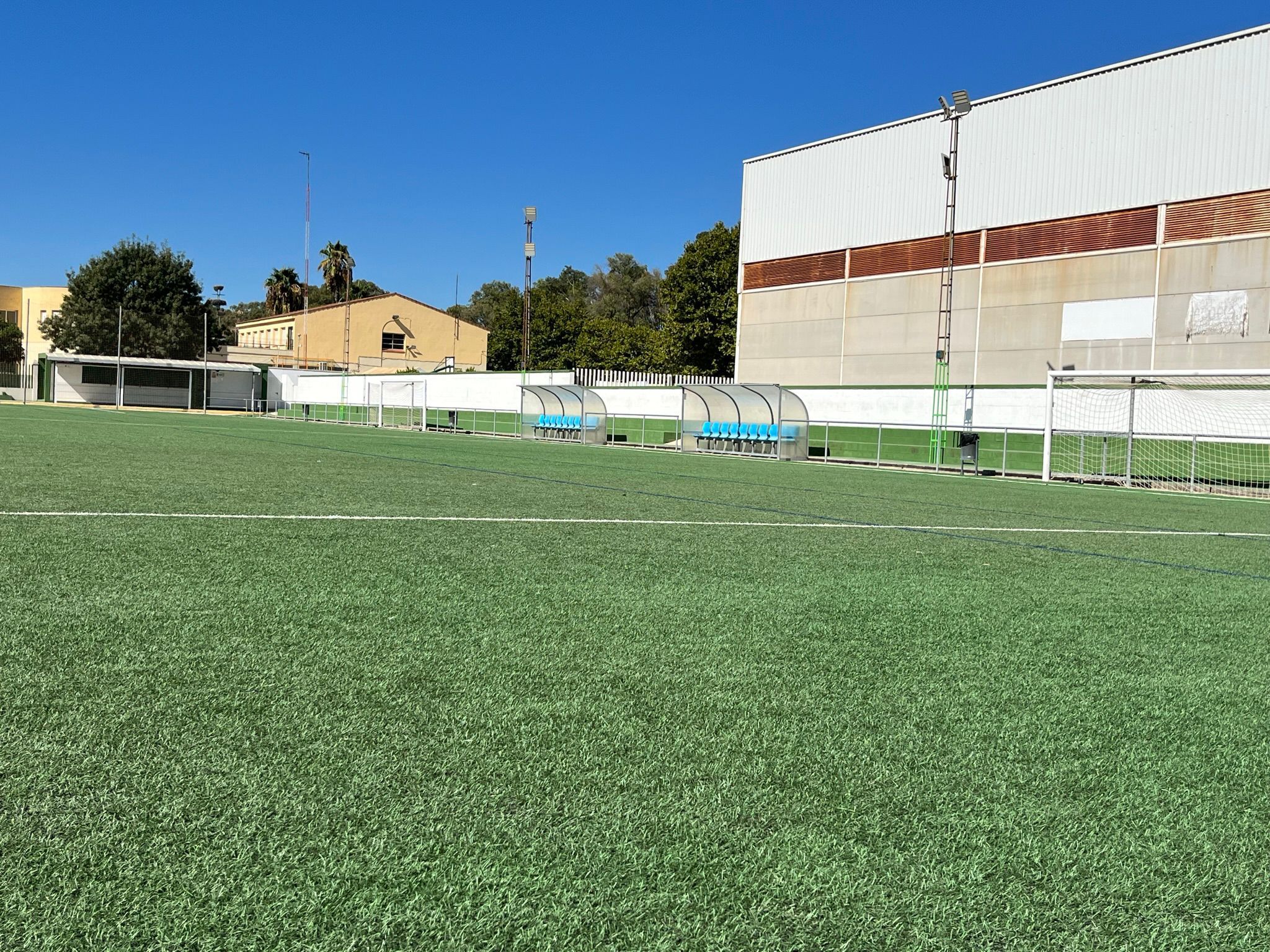 Dos monitores de la AD Los Cortijillos asisten a otro que sufrió un infarto durante un entrenamiento. El campo de fútbol de Los Cortijillos. 