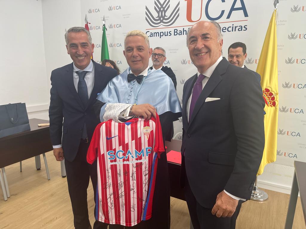 Alejandro Sanz muestra la camiseta del Algeciras CF junto al alcalde y el accionista del Algeciras Ramón Robert 