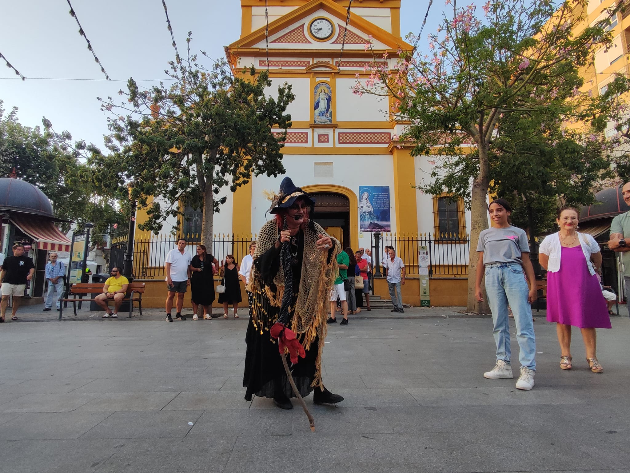 La Línea retoma las visitas teatralizadas a la ciudad protagonizadas por Carmen Rita 'La Meiga'.