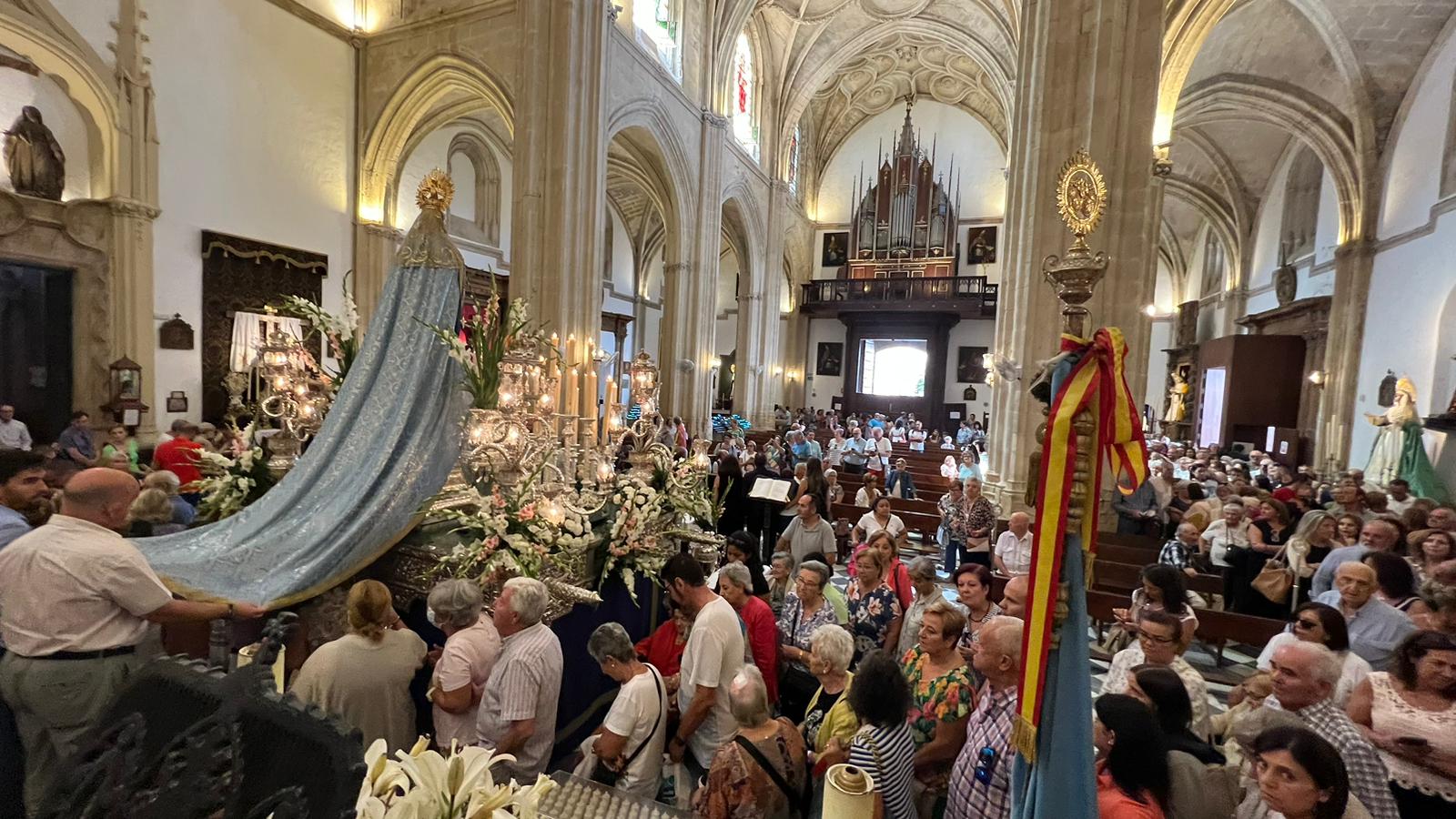 La Virgen de la Luz arropa bajo su manto a los tarifeños en la Eucaristía de Consagración