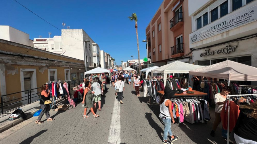 Las tiendas salen a la calle Batalla del Salado con precios rebajados de final de temporada en Tarifa. Imagen de archivo. 