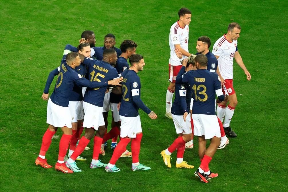 Los jugadores franceses celebran uno de los goles ante Roy Chipolina y Nicholas Pozo, de Gibraltar