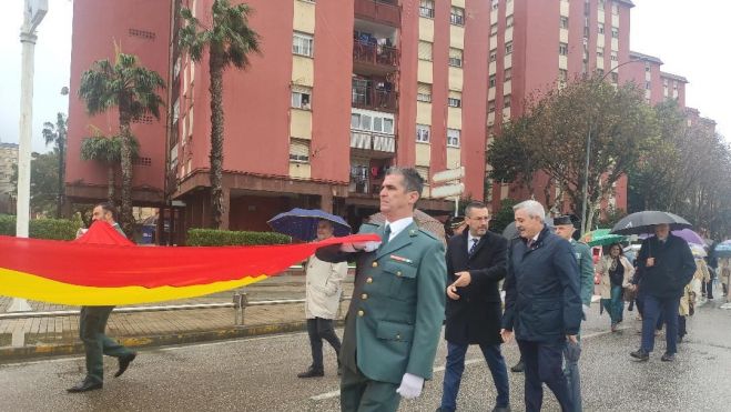 Bandera y representantes públicos, de camino hacia la rotonda de la Plaza de la Constitución. 