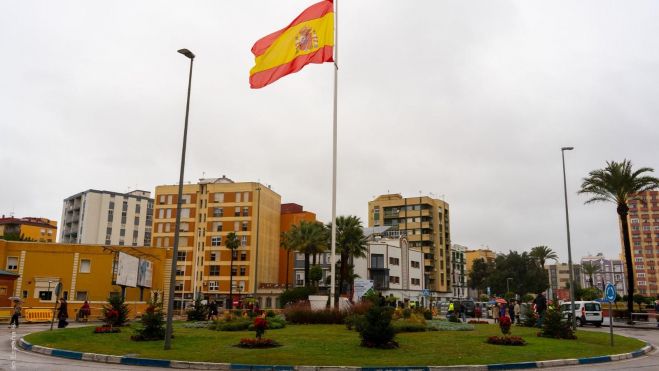 Bandera de España, en la Plaza de la Constitución de La Línea. 