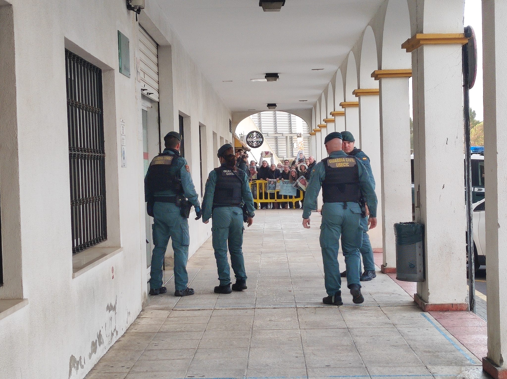 Familiares de Salvi a la espera de la llegada de El Lulu a los juzgados de San Roque.