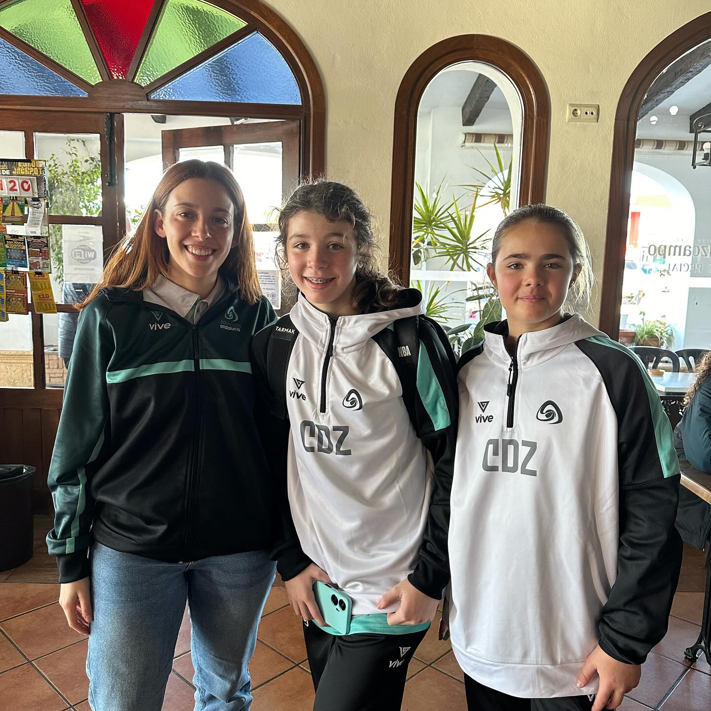 María Vidal, Natalia Tovar y Carlota Carrasco, de la ULB, con la selección Gaditana en el Andaluz de Minibasket