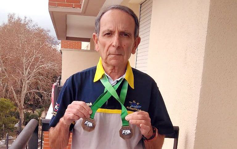 Manolo Baeza posa para 8Directo con las dos medallas de oro conseguidas hoy en el Andaluz Master