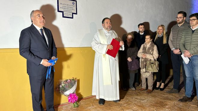 Placa en recuerdo al Padre Antonio