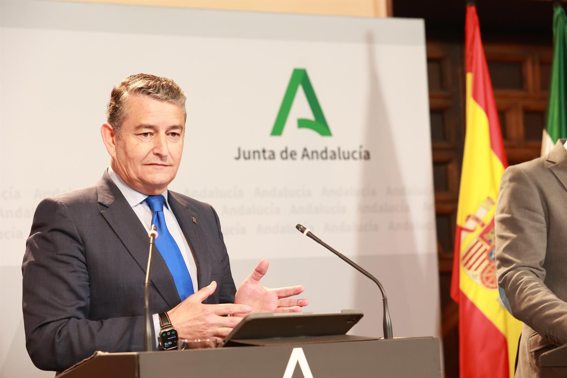 La Junta pide al Gobierno "marcha atrás" de un impuesto permanente que pone en riesgo 8.000 millones de euros de inversiones en Andalucía . 