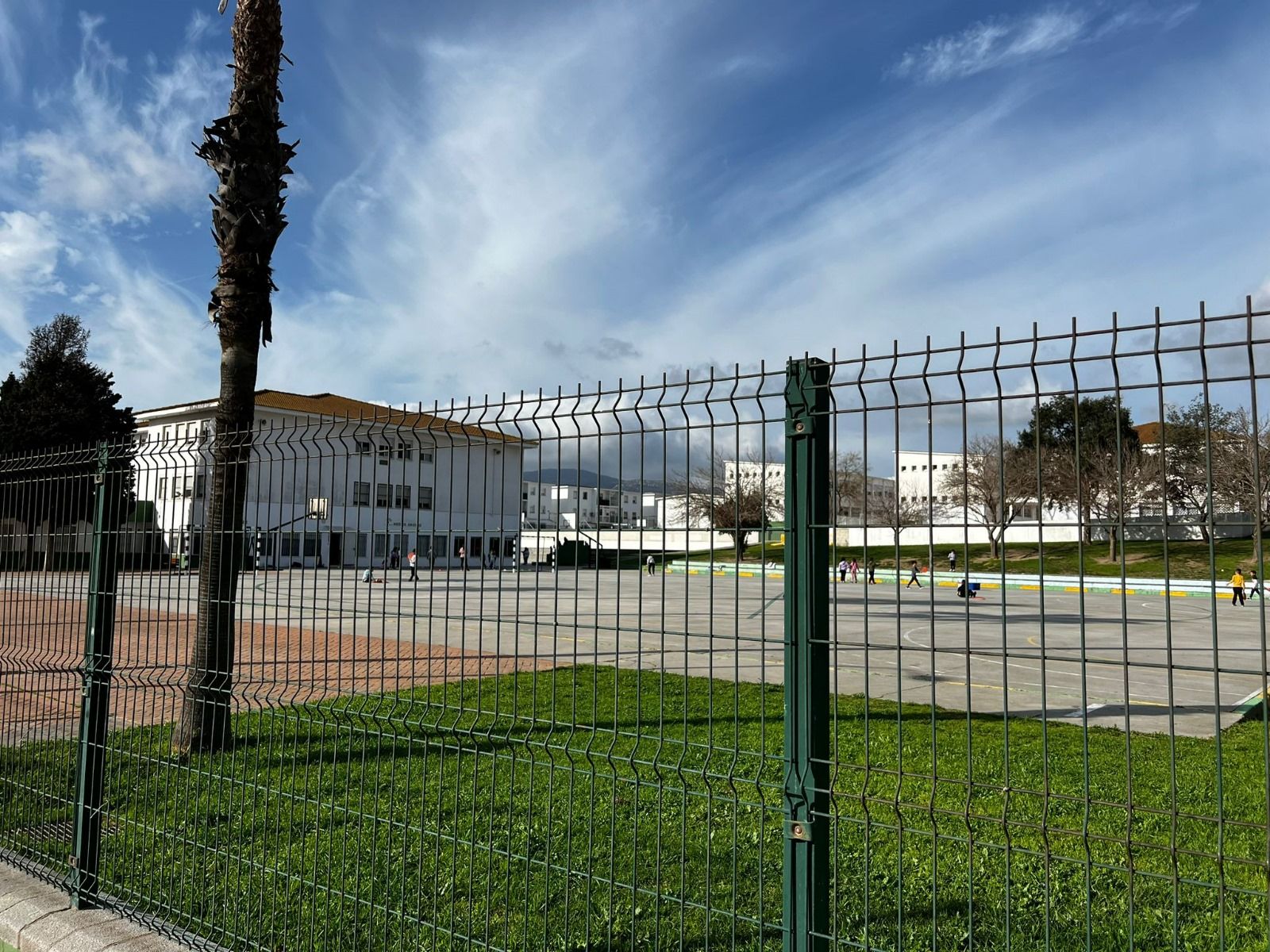 El colegio don Juan González abre por las tardes para practicar deporte en su patio.