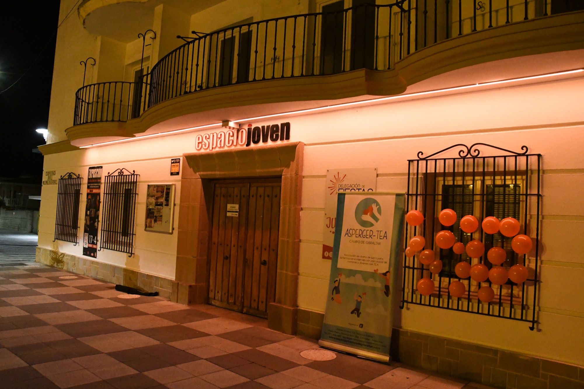 El Espacio Joven se ilumina de naranja por el Día Internacional del Asperger.