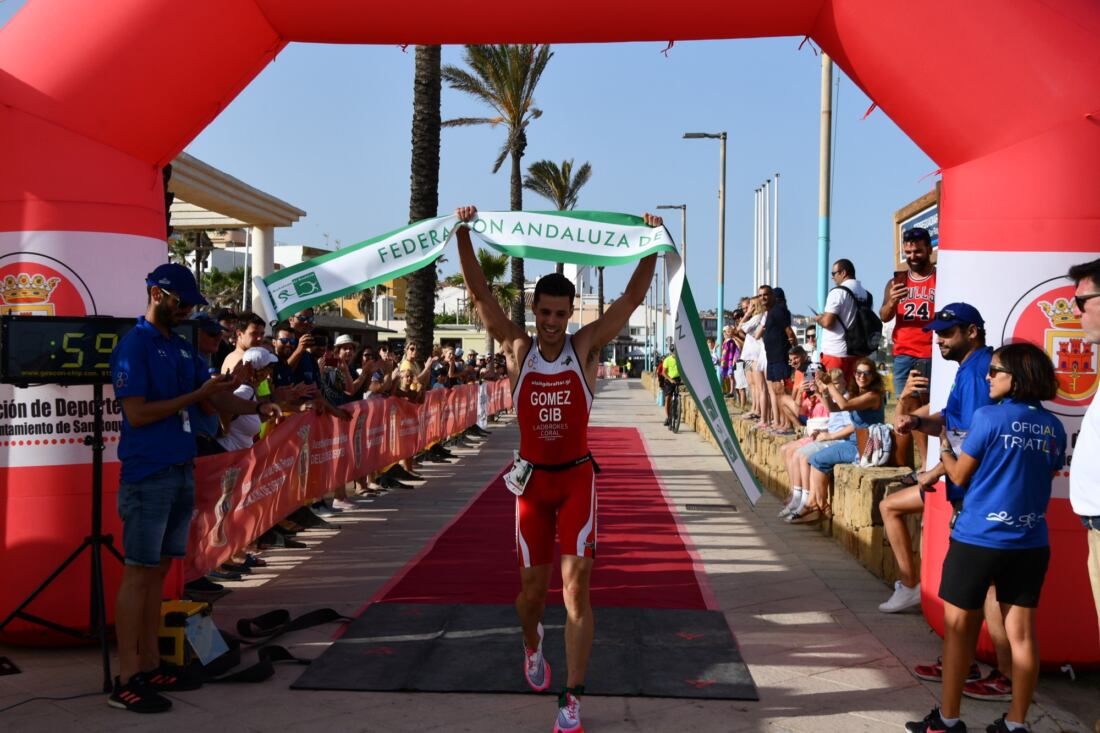 Entrada en meta del campeón del VIII Triatlón San Roque. Imagen de archivo. 