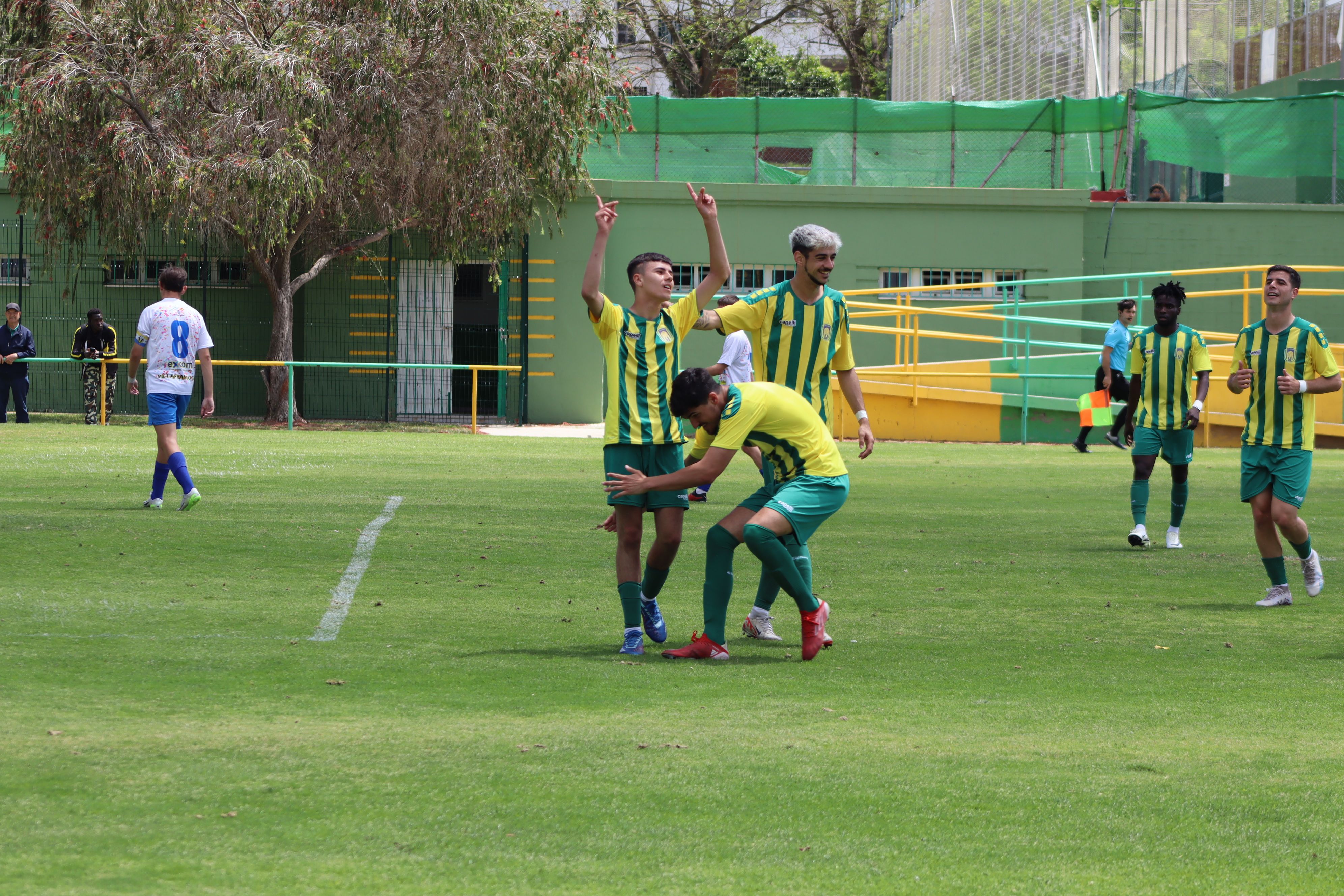 La UD Los Barrios se da un festín ante el colista para despedirse de su ...