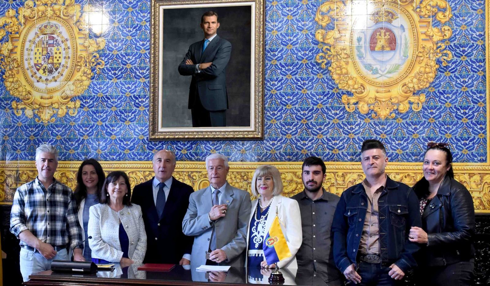 Carrascal, junto al alcalde y su familia, con la insignia de Algeciras.