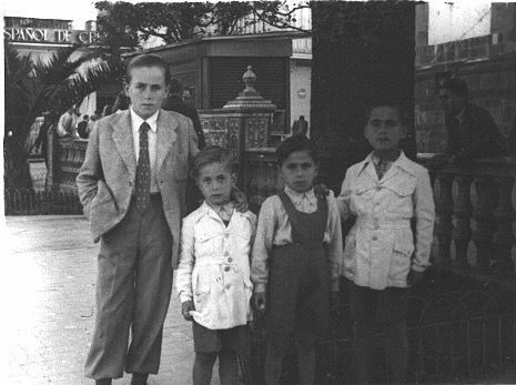 Antonio, Paco, Pepe y Ramón, de niños en la Plaza Alta de Algeciras. 