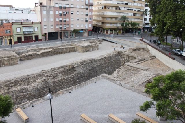 Murallas meriníes, entre calle Munición y el Parque María Cristina. 