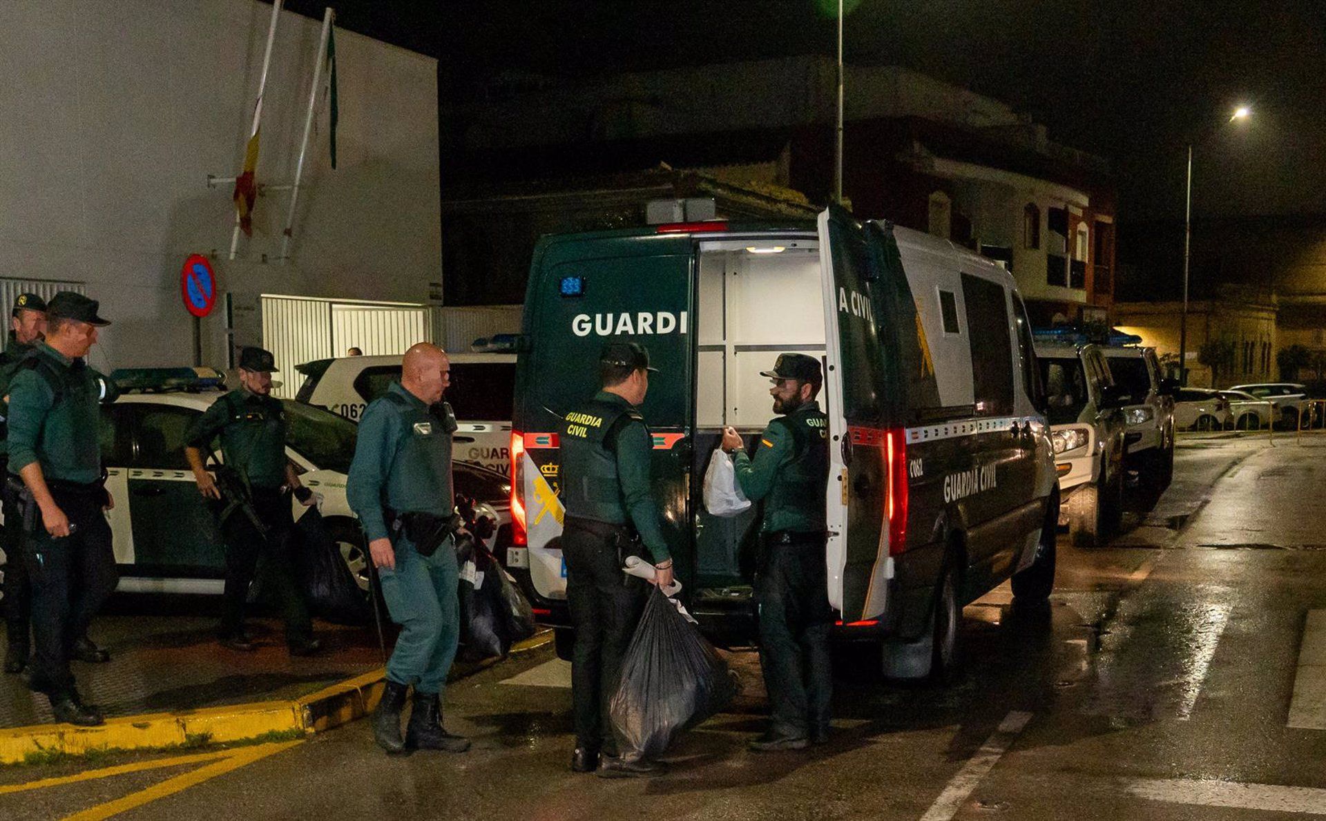 La Guardia Civil introduce en los furgones las pertenencias de los detenidos en Barbate tras decretarse su ingreso en prisión en febrero.
