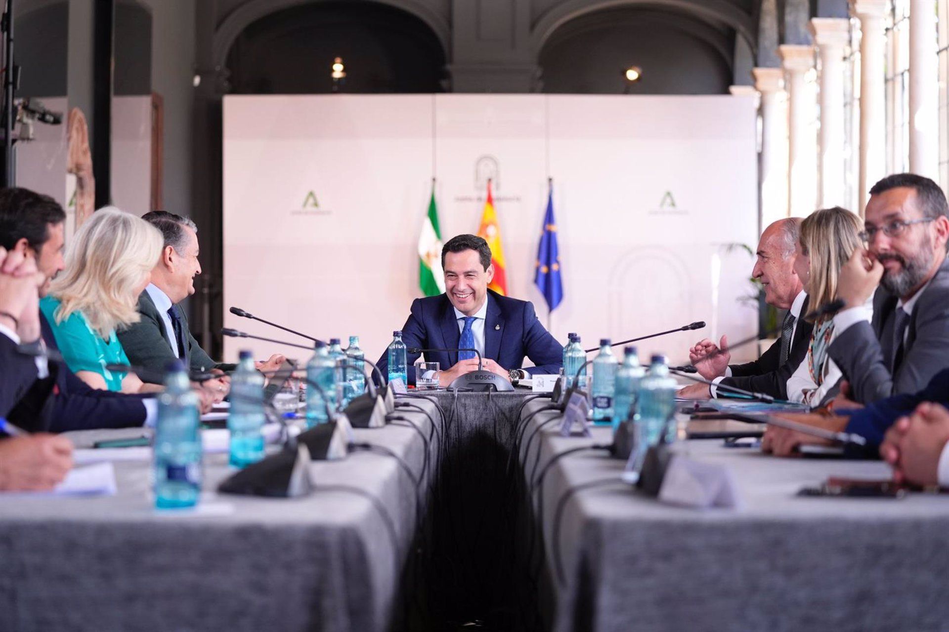 El presidente de la Junta de Andalucía, Juanma Moreno, reunido con alcaldes del Campo de Gibraltar en el Palacio de San Telmo. - JOAQUÍN CORCHERO/EUROPA PRESS.
