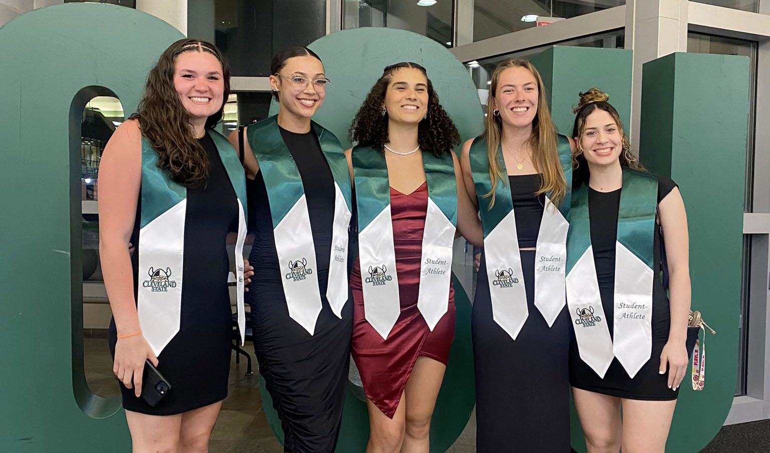 Carmen Villalobos, la segunda por la derecha, en el homenaje realizado por Cleveland State a las jugadoras recién graduadas/Foto: