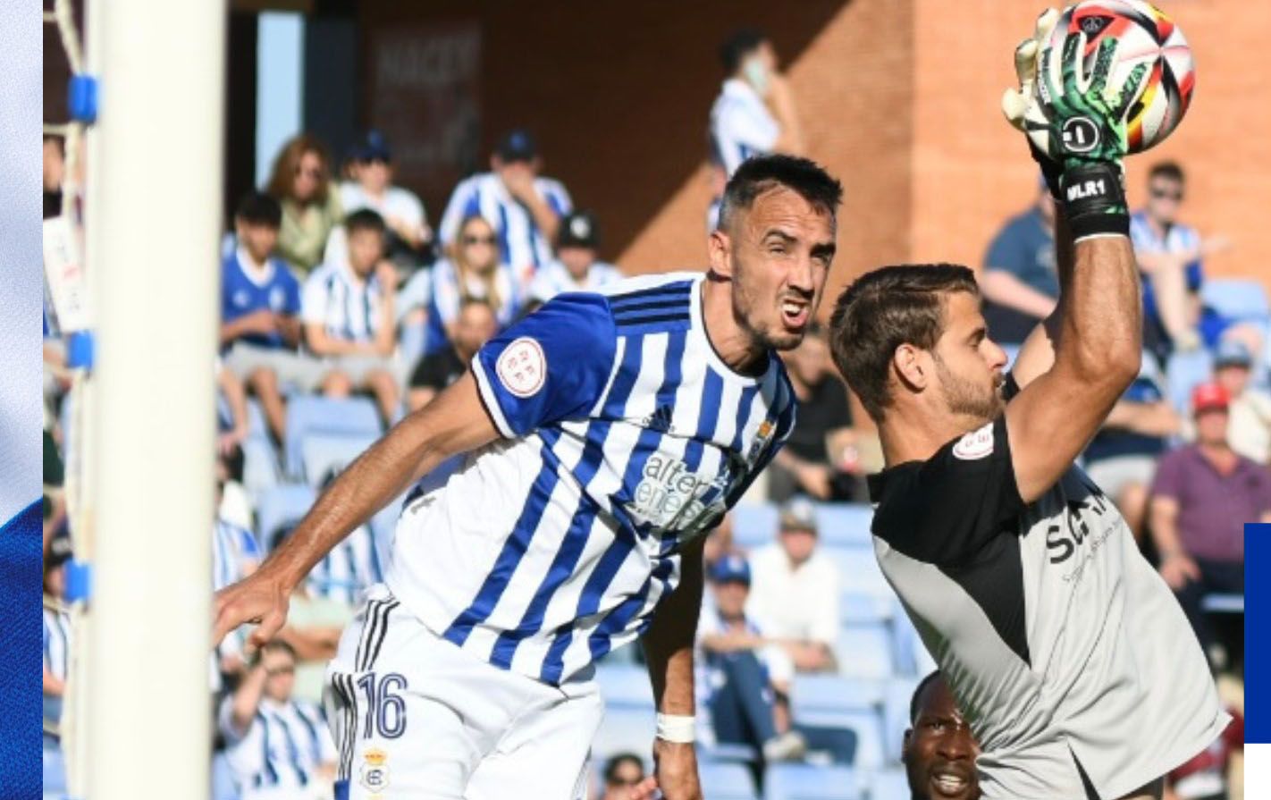 El meta del Algeciras CF, Marcos Lavín, atrapa el balón ante el intento de remate de Pablo Caballero/Foto: @recreoficial