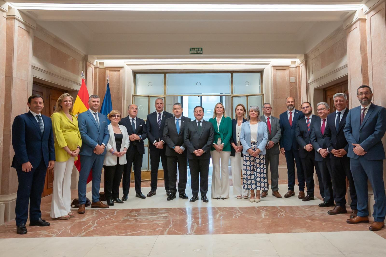 Reunión de alcaldes, representantes de la comarca y la Junta de Andalucía, en el Ministerio de Exteriores. 