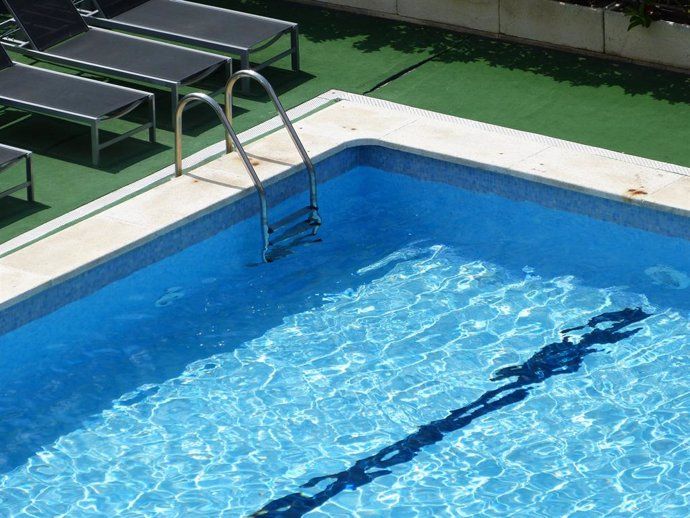 La Junta autoriza el llenado de piscinas privadas y amplía a 225 litros el consumo diario por habitante.