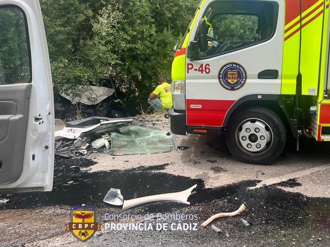 Un fallecido y tres heridos tras una colisión entre dos turismos en la A-405 a la altura de Jimena.