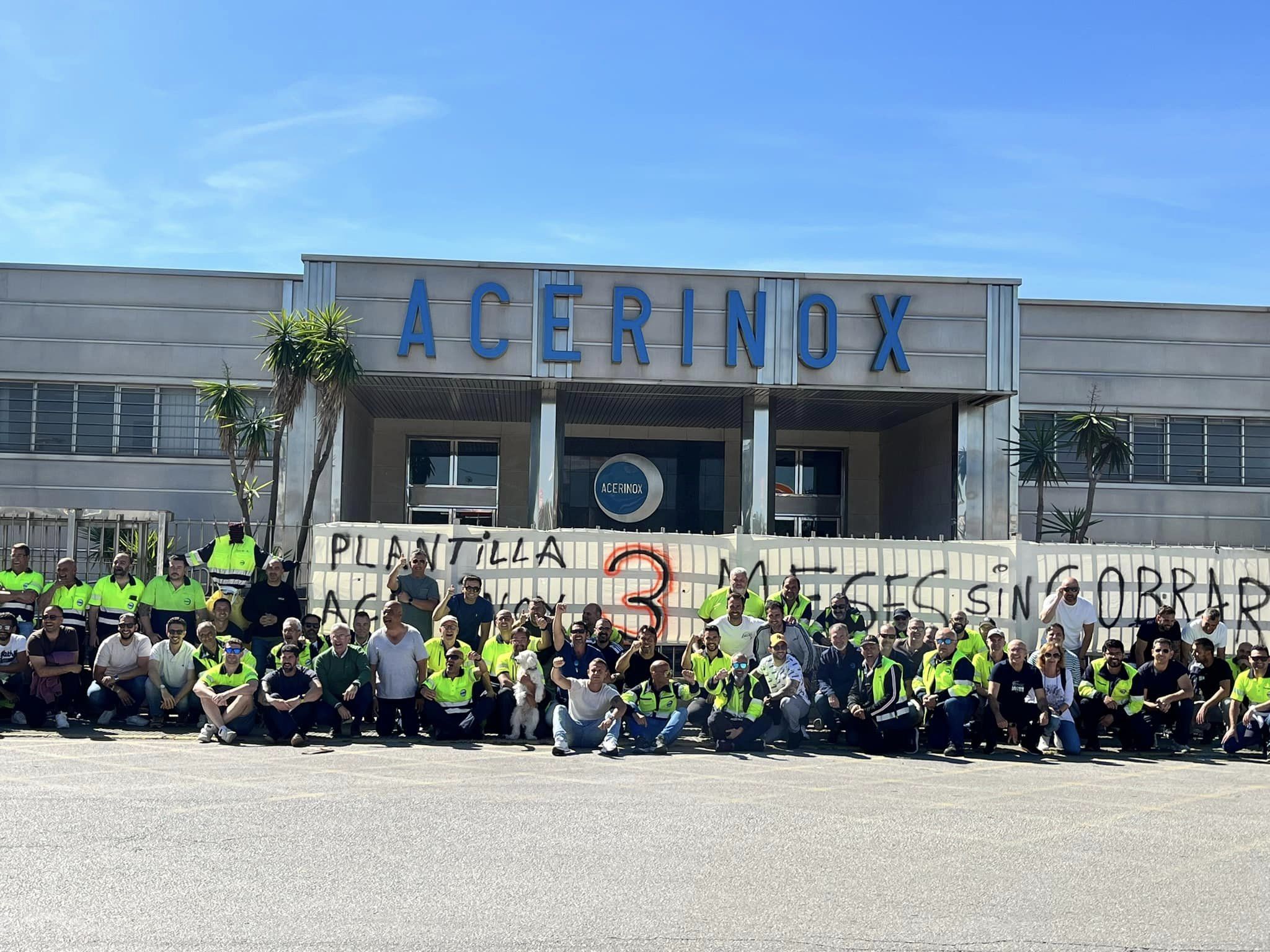 Parte de la plantilla de Acerinox, a las puertas de la factoría. Foto: F.M/Directo