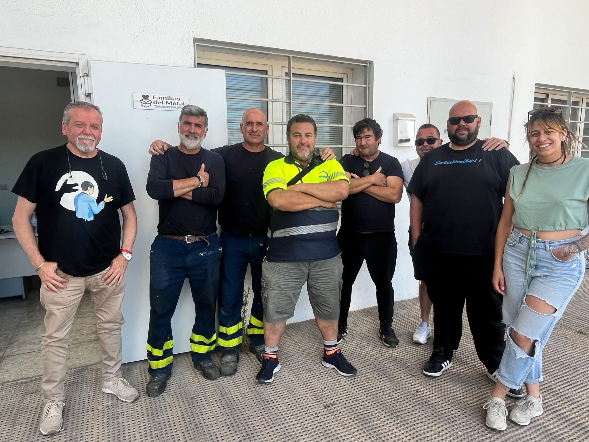 Trabajadores del metal de la Bahía de Cádiz acuden a Palmones a entregar donaciones. 