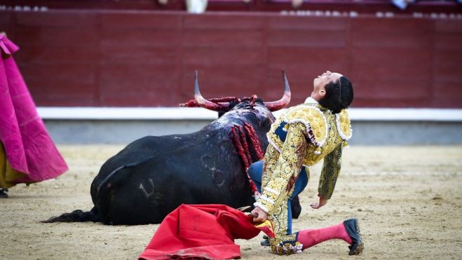 De rodilla y mirada al cielo tras la estocada al cuarto de la tarde. 