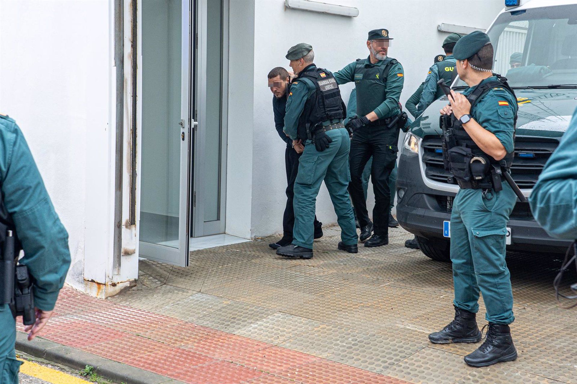 Los detenidos llegan a los juzgados, a 12 de febrero de 2023, en Barbate, Cádiz, (Andalucía, España). - Francisco J. Olmo - Europa Press .
