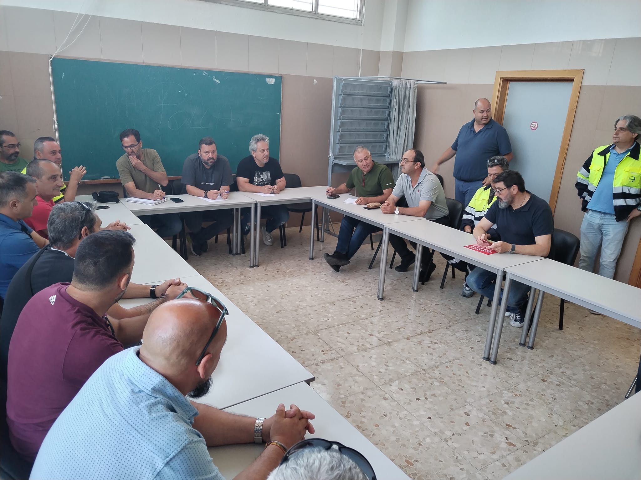 Reunión del comité de huelga de Acerinox con las contratas, el pasado viernes.