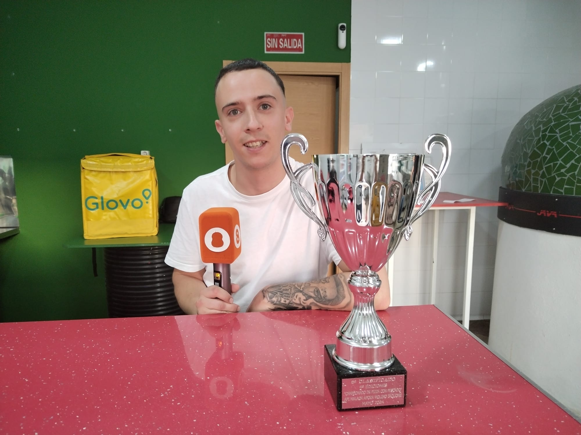 Juan Antonio Guerrero, con el trofeo en pizzería Napoli.